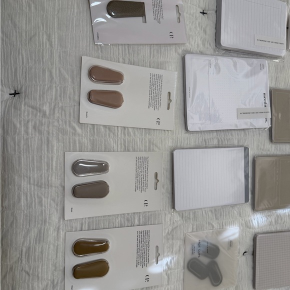 Cloth & Paper Assorted Stationery and Labels, and clips - Picture 4 of 6